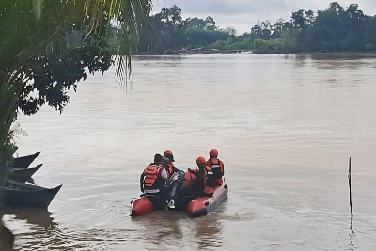 Tim gabungan cari warga tenggelam di DAS Kahayan