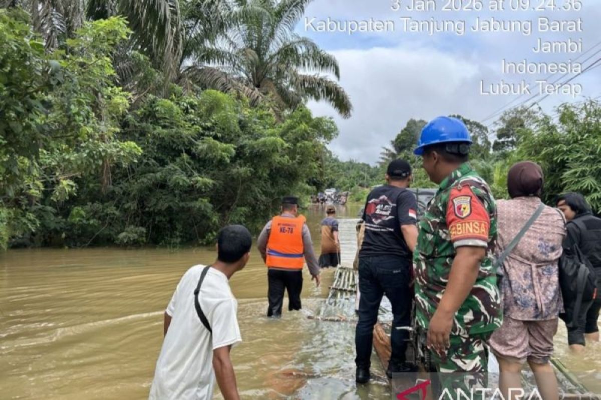Banjir di Tanjabbar Jambi merendam ruas jalan lintas timur Sumatera