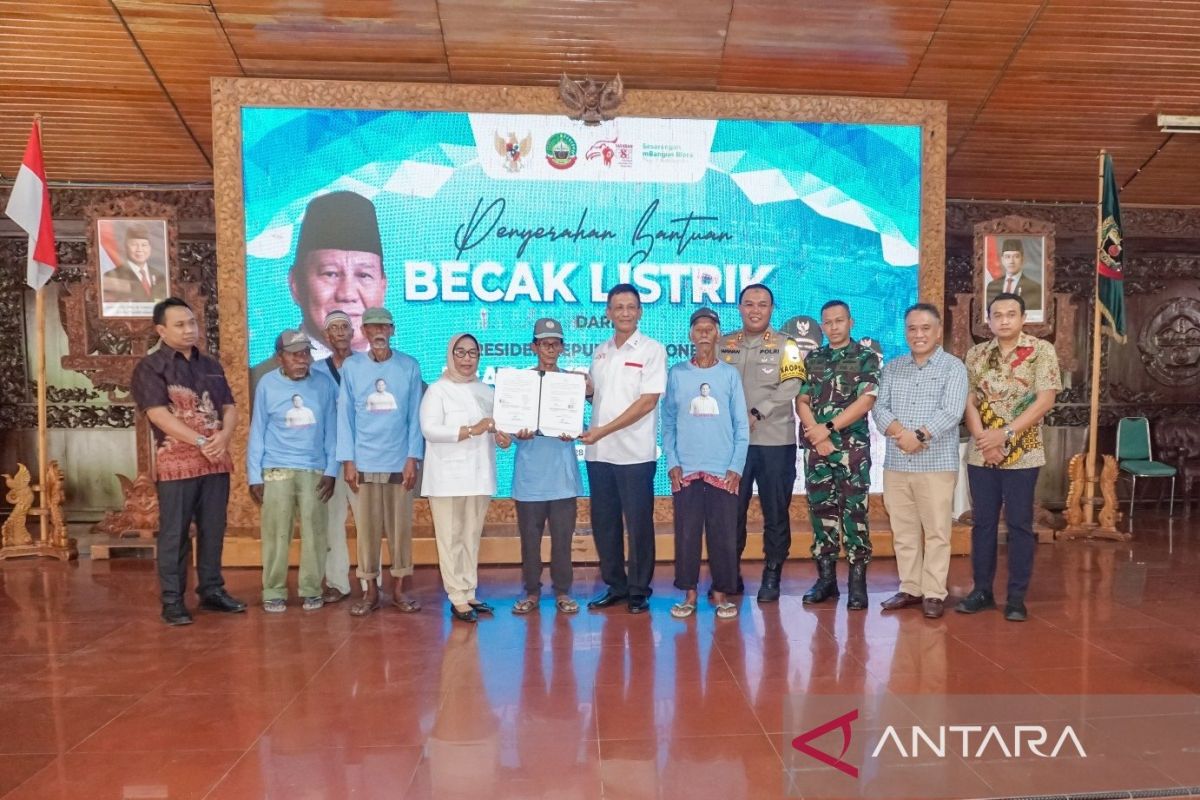 Pengemudi becak lansia di Blora apresiasi becak listrik dari Prabowo