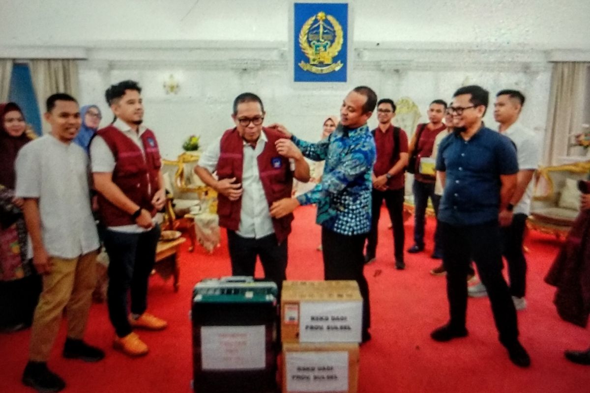 Gubernur Sulsel terima bantuan Alumni FH Unhas Aceh Tamiang