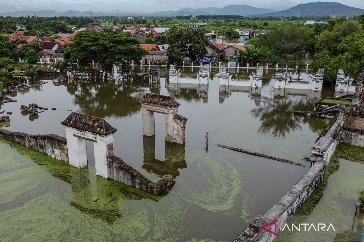 Situs cagar budaya Keraton Kaibon terendam banjir akibat luapan Kali Cibanten di Kota Serang
