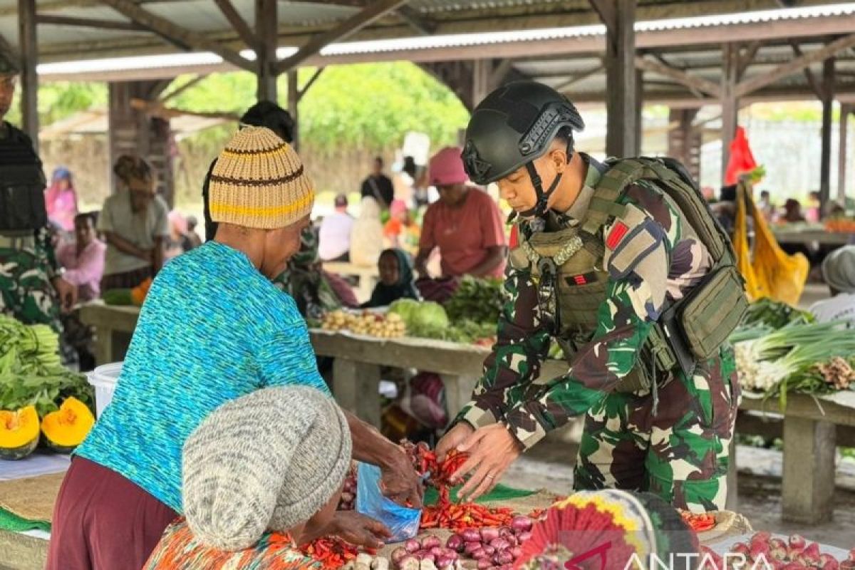 Prajurit Satgas Yonif 511/DY borong hasil bumi warga Tiom