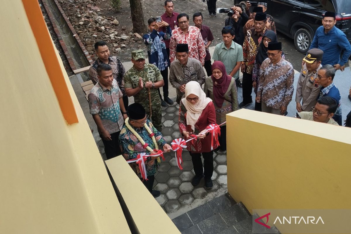 Mendikdasmen resmikan SD di Demak yang sebelumnya rusak akibat banjir