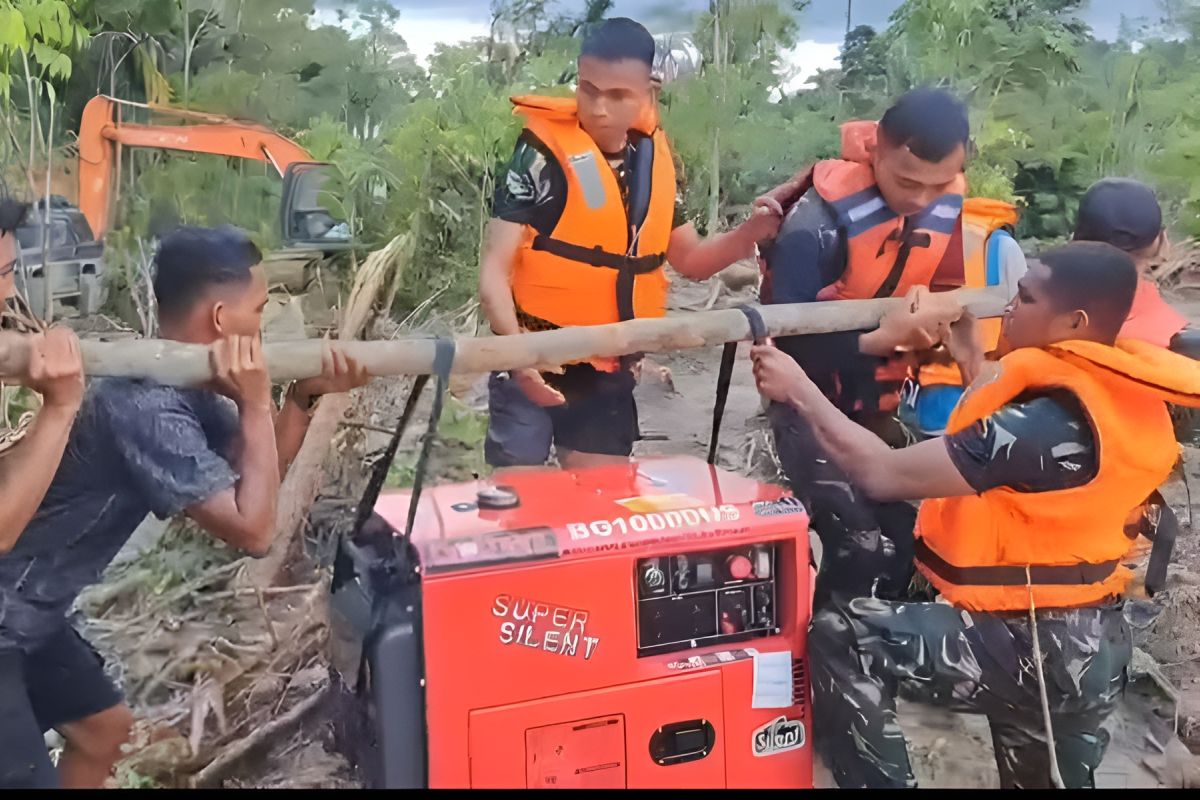 TNI dan PLN distribusikan genset ke desa terpencil di Aceh Barat