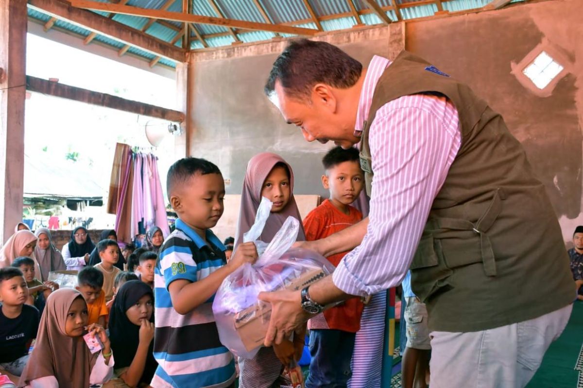 Agam bantu paket seragam sekolah bagi 1.800 pelajar korban bencana