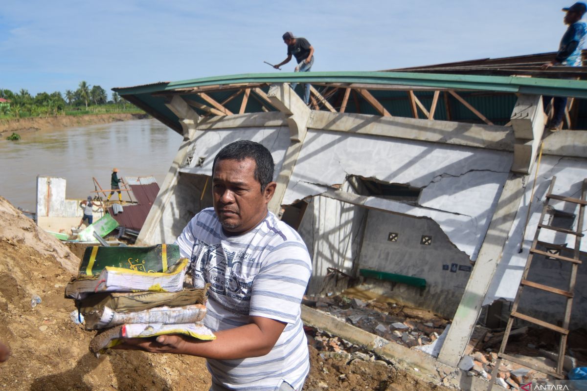 Bangunan Taman Pendidikan Al-Quran ambruk ke sungai Batang Anai pascabanjir bandang susulan