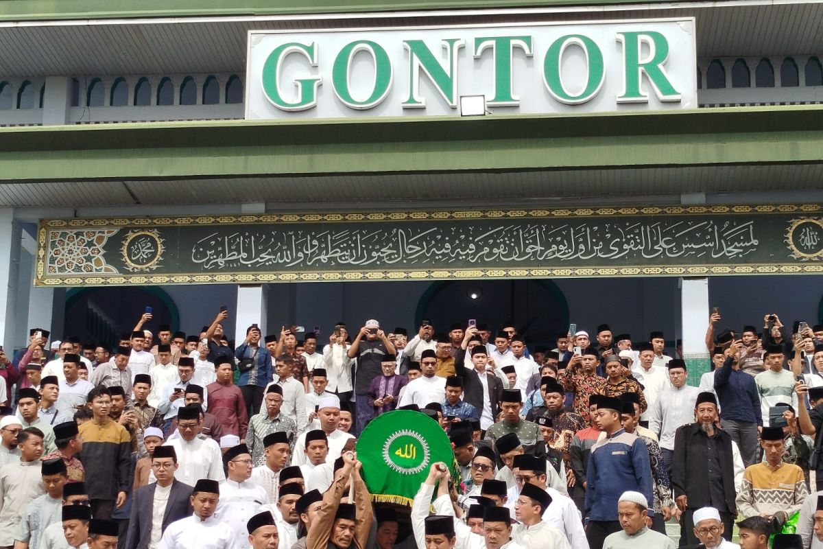 Ribuan pelayat shalatkan jenazah KH Amal Zarkasyi di Masjid Gontor
