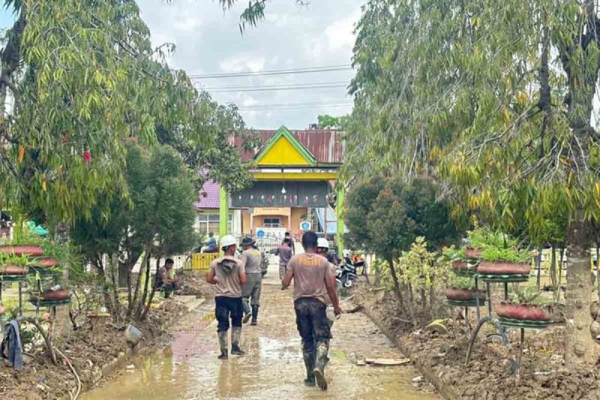 Polres Pidie Jaya bersihkan fasilitas pendidikan pascabanjir