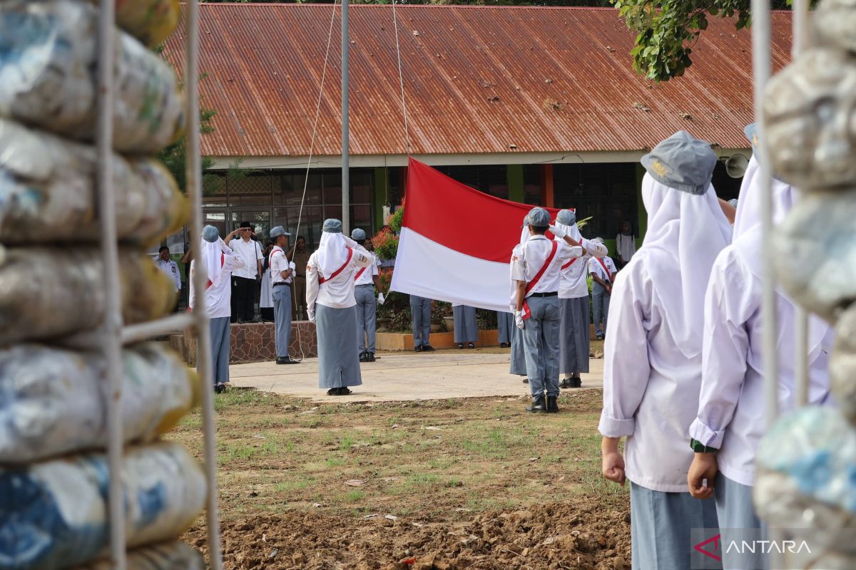 Wamendikdasmen tinjau KBM hari pertama pascabencana Padang