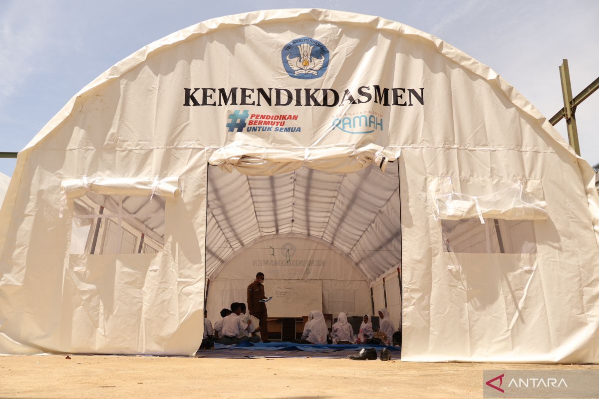 80 siswa SMA Padang belajar di tenda darurat pasca-banjir bandang
