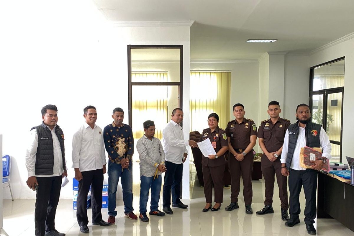 Polres SBT serahkan dua tersangka korupsi Dana Desa Ainena ke Kejari