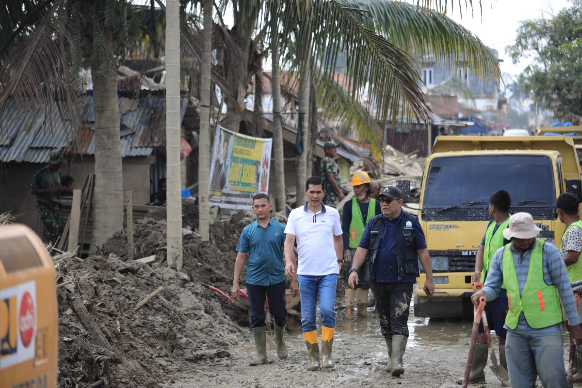 Pemprov Aceh kerahkan alat berat bersihkan sekolah di Aceh Tamiang