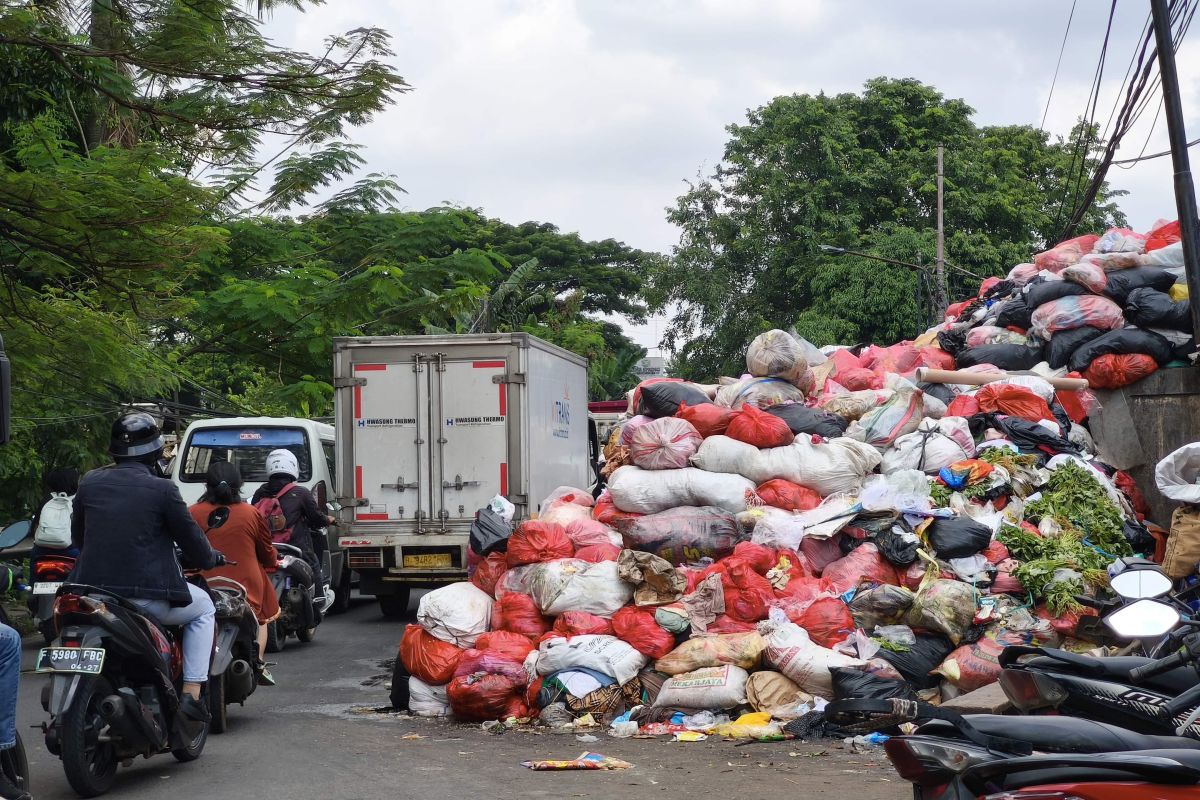 Timbunan sampah kembali penuhi bahu jalan di Tangsel