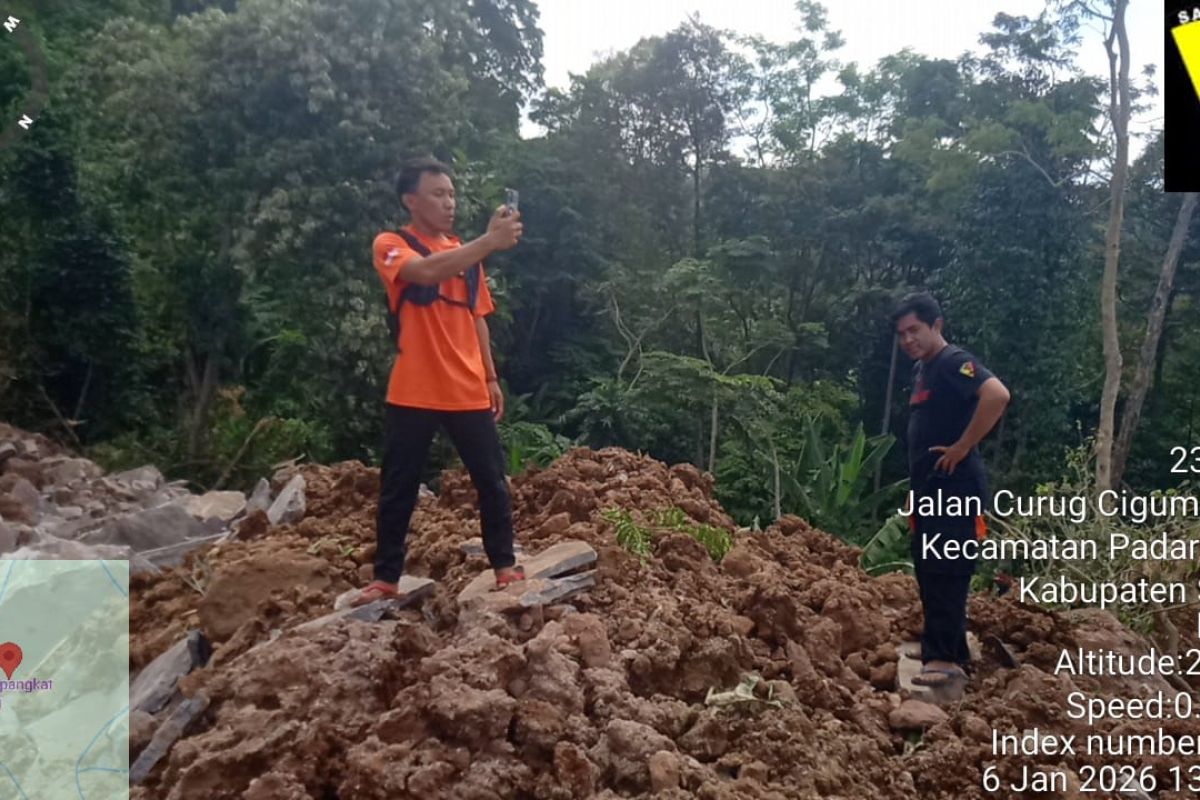 Khawatir longsor susulan, warga Padarincang Serang mengungsi