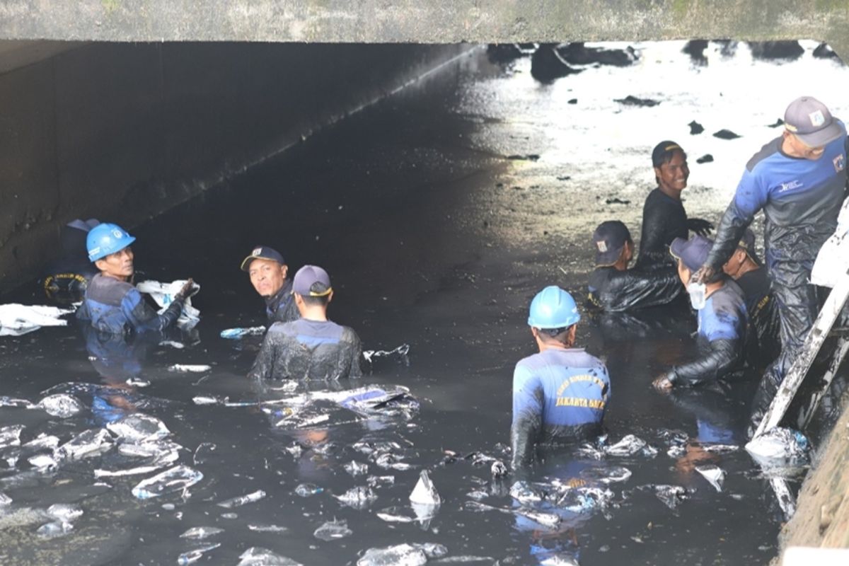 Dua alat berat dan 15 personel diterjunkan keruk PHB Wali Kota Jakbar