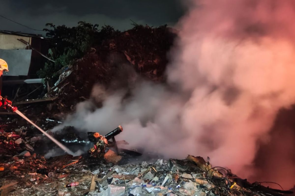 Sudin Gulkarmat kerahkan 30 petugas padamkan kebakaran sampah di Jakut