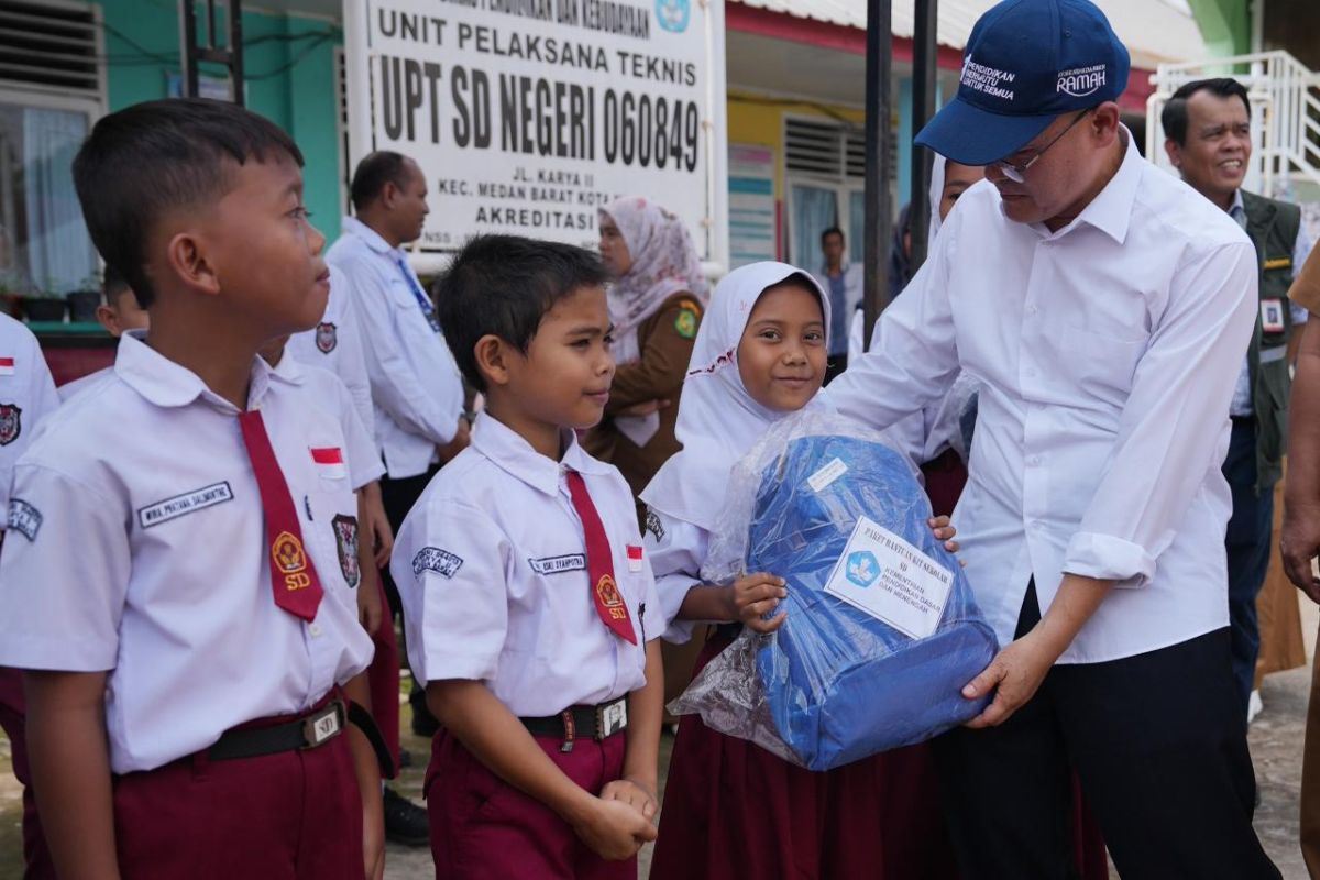 Kunjungi Sekolah Terdampak Bencana di Medan, Kemendikdasmen Pastikan Pembelajaran Kembali Pulih