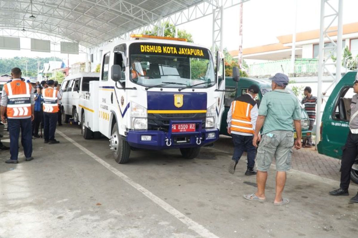 Pemkot Jayapura tertibkan angkutan umum parkir sembarangan