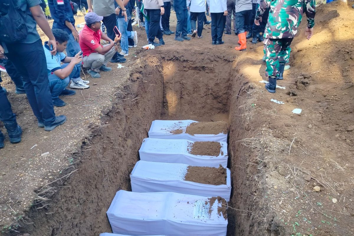 Enam jenazah korban banjir bandang di Agam dimakamkan secara massal 