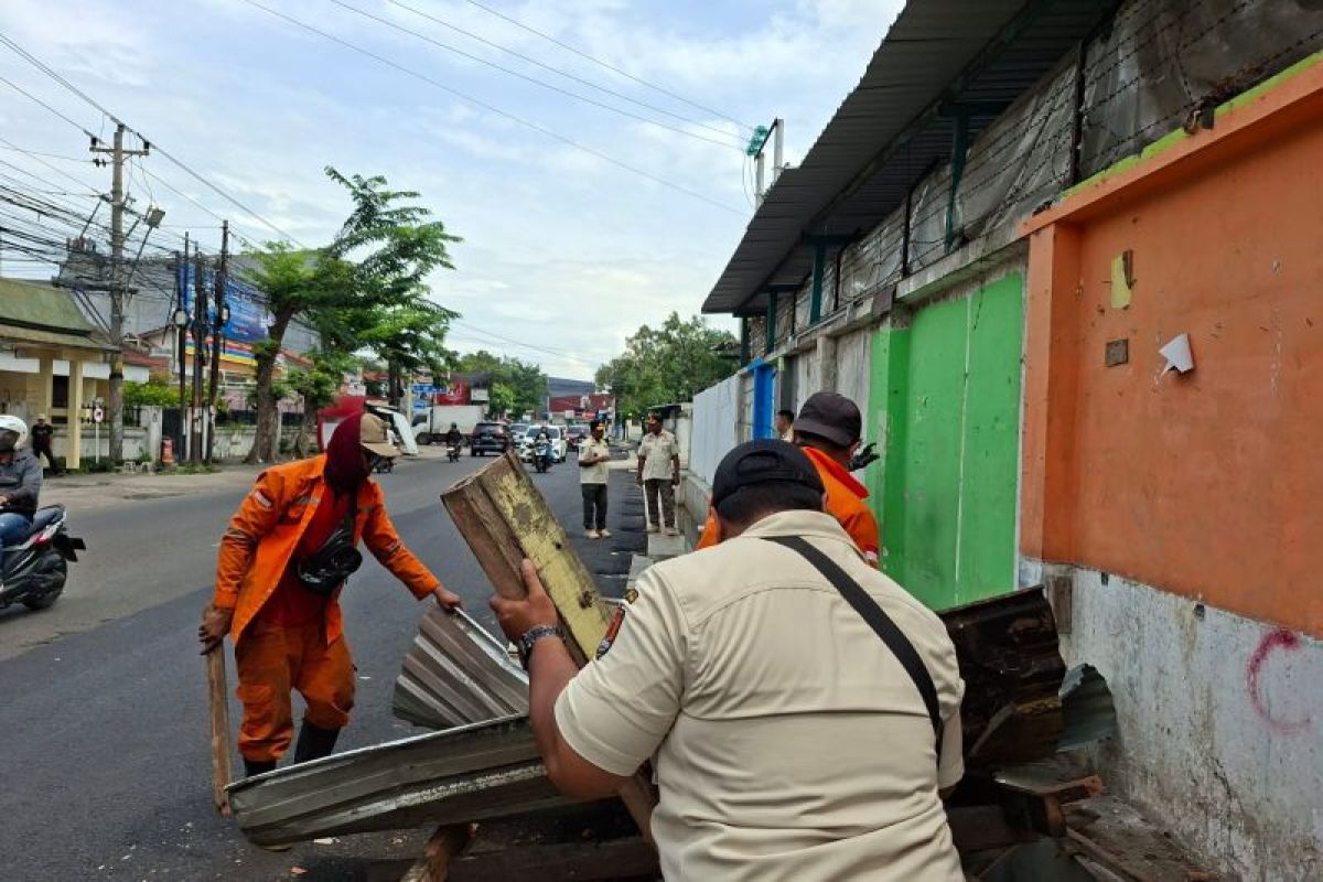 Satpol PP Semarang bongkar lapak PKL di atas saluran air Gajah Raya