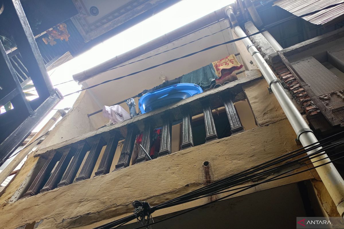 Balita yang jatuh dari balkon alami luka di dagu