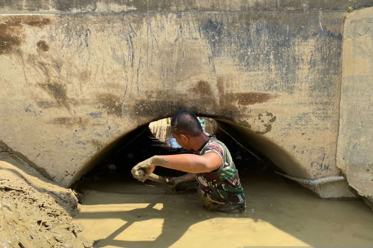 TNI AD bersihkan sekolah yang tertutup lumpur di Aceh Tamiang
