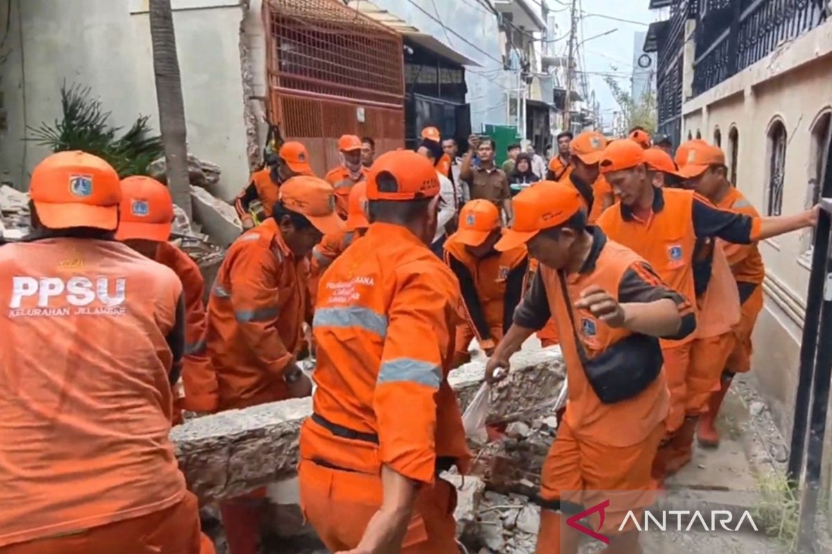Pemkot Jakbar bersihkan puing di lokasi ledakan tabung gas di Gropet