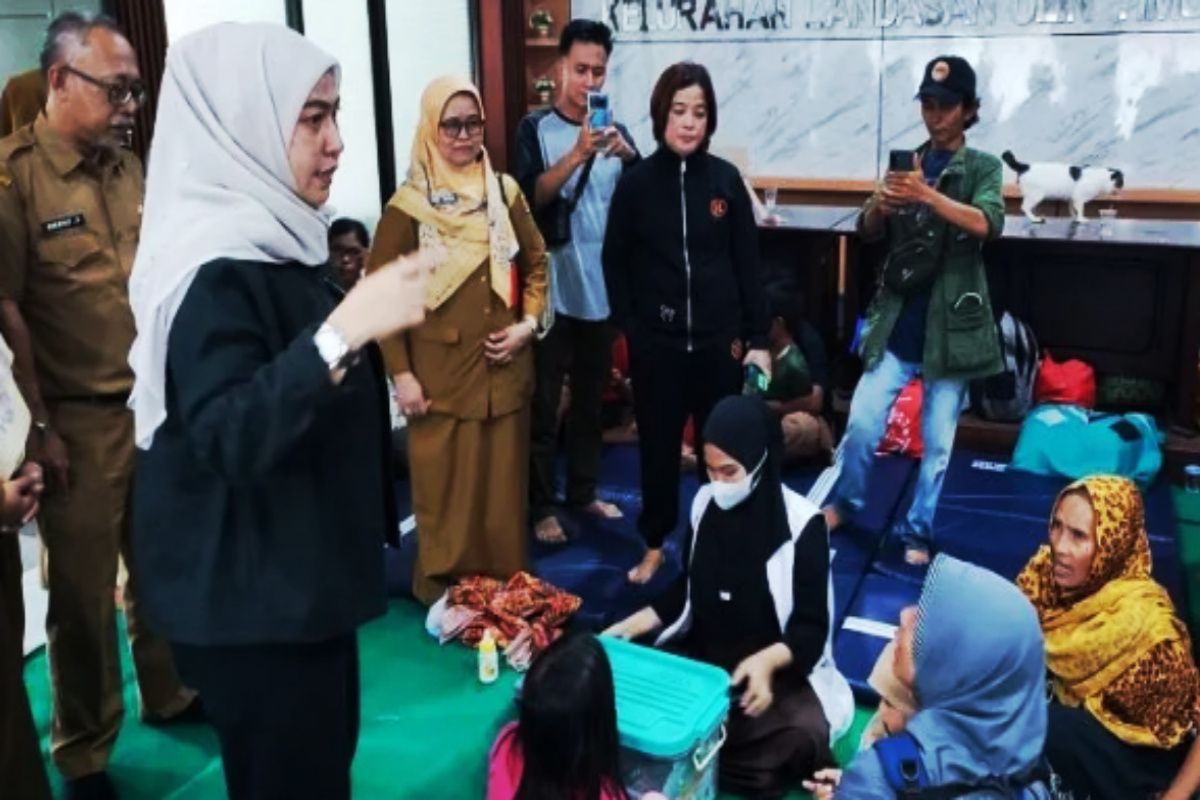 Wali Kota Banjarbaru serahkan bantuan kepada warga terdampak banjir