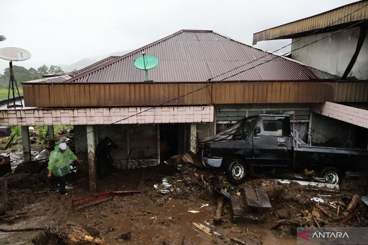 Unand libatkan 400 mahasiswa mendata rumah rusak akibat bencana Sumbar