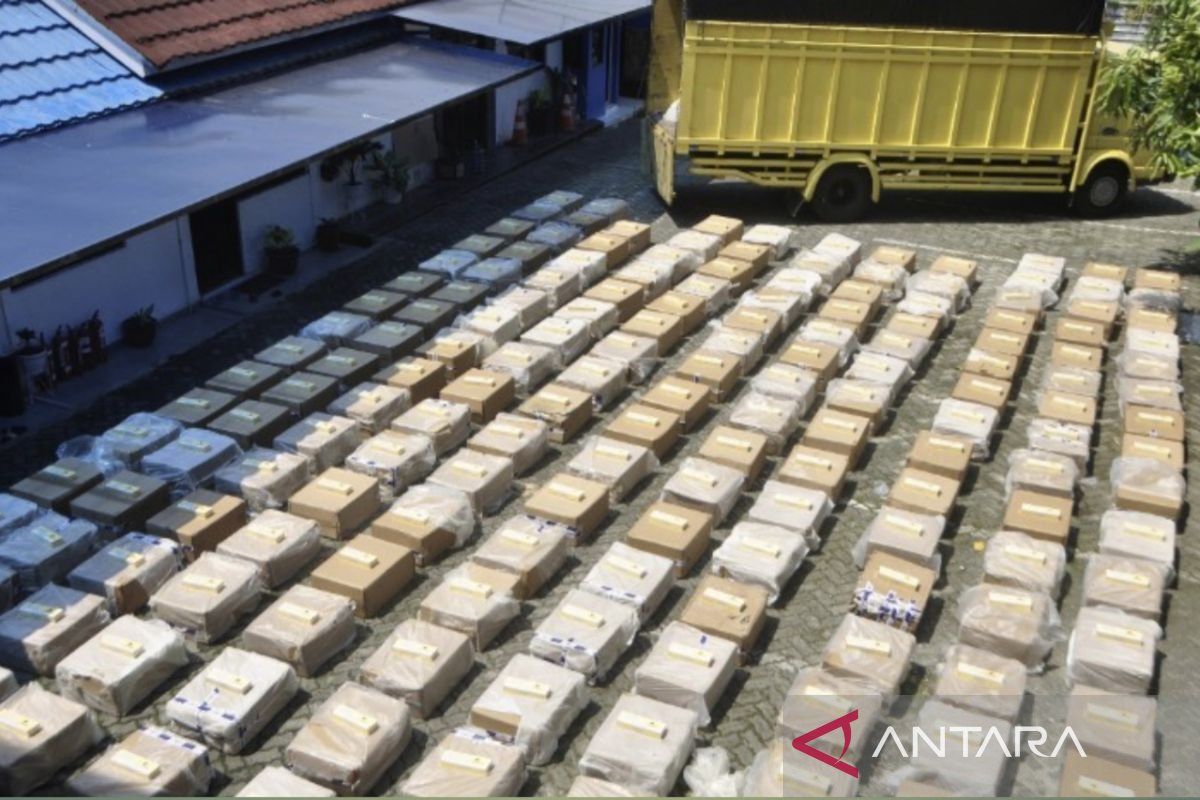Bea Cukai Amankan 160 Juta Batang Rokok Ilegal Senilai Setengah Triliun Rupiah di Pekanbaru