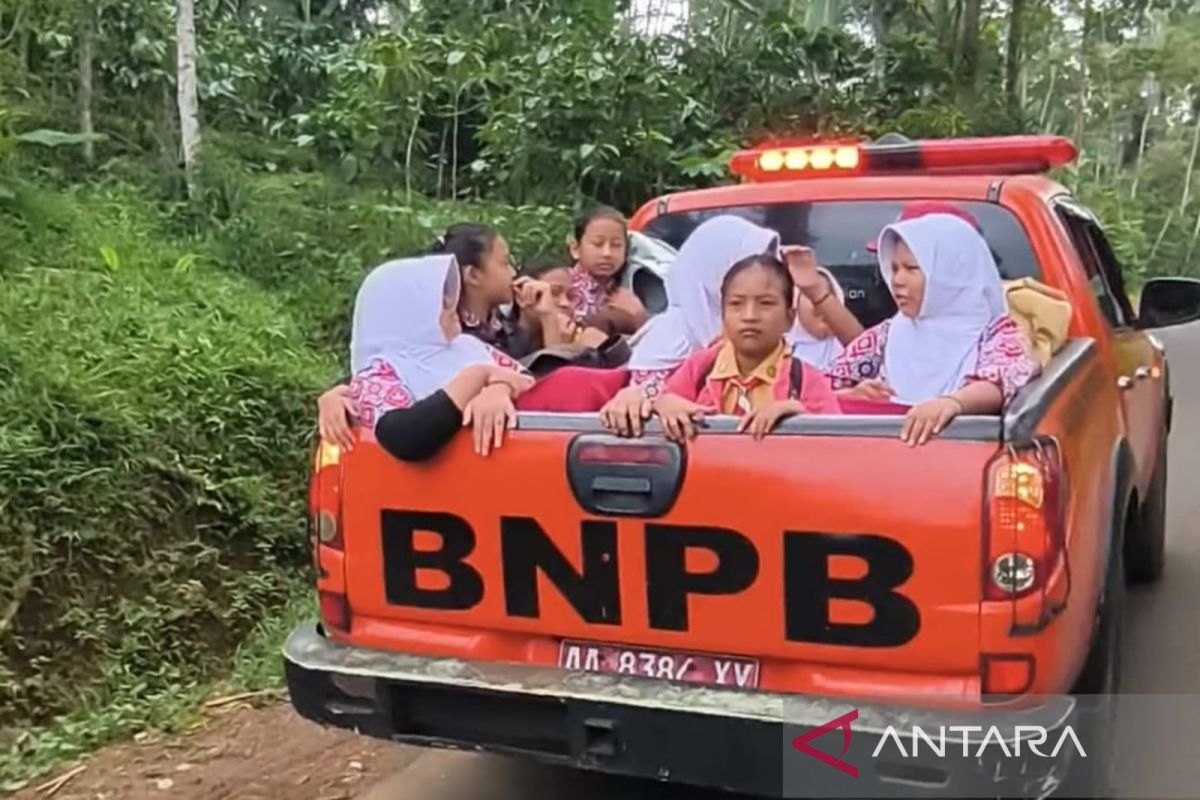 BPBD Temanggung antar-jemput siswa akibat jalan putus