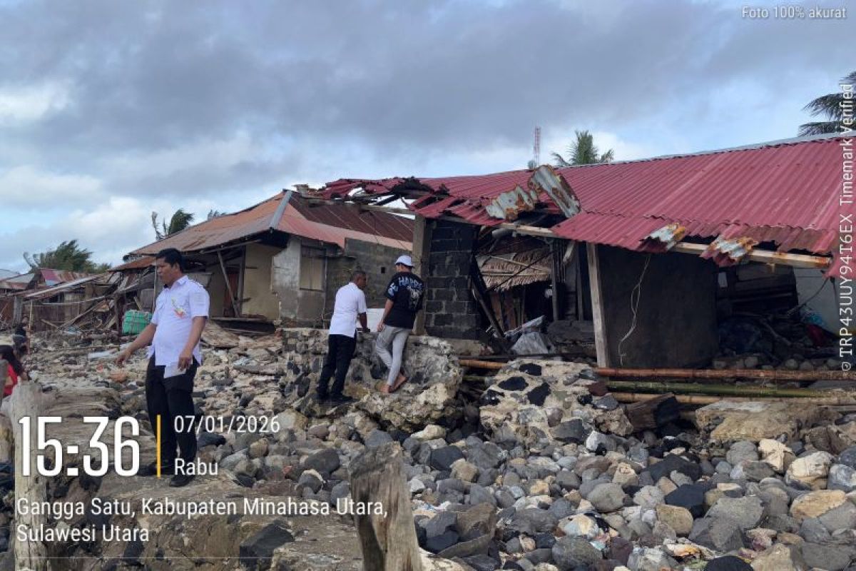 11 rumah di Desa Gangga I Minut rusak parah diterjang gelombang pasang