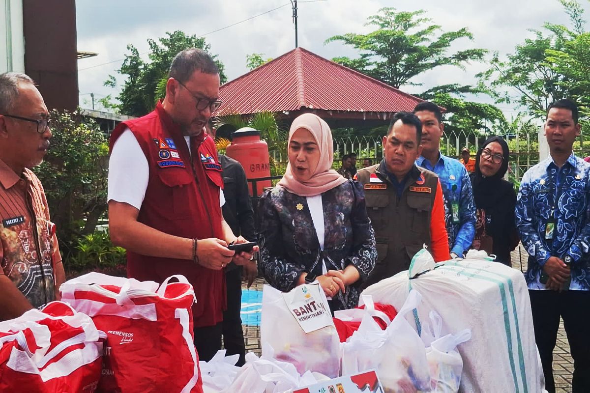 Wali Kota Banjarbaru terima bantuan Kemensos untuk korban banjir