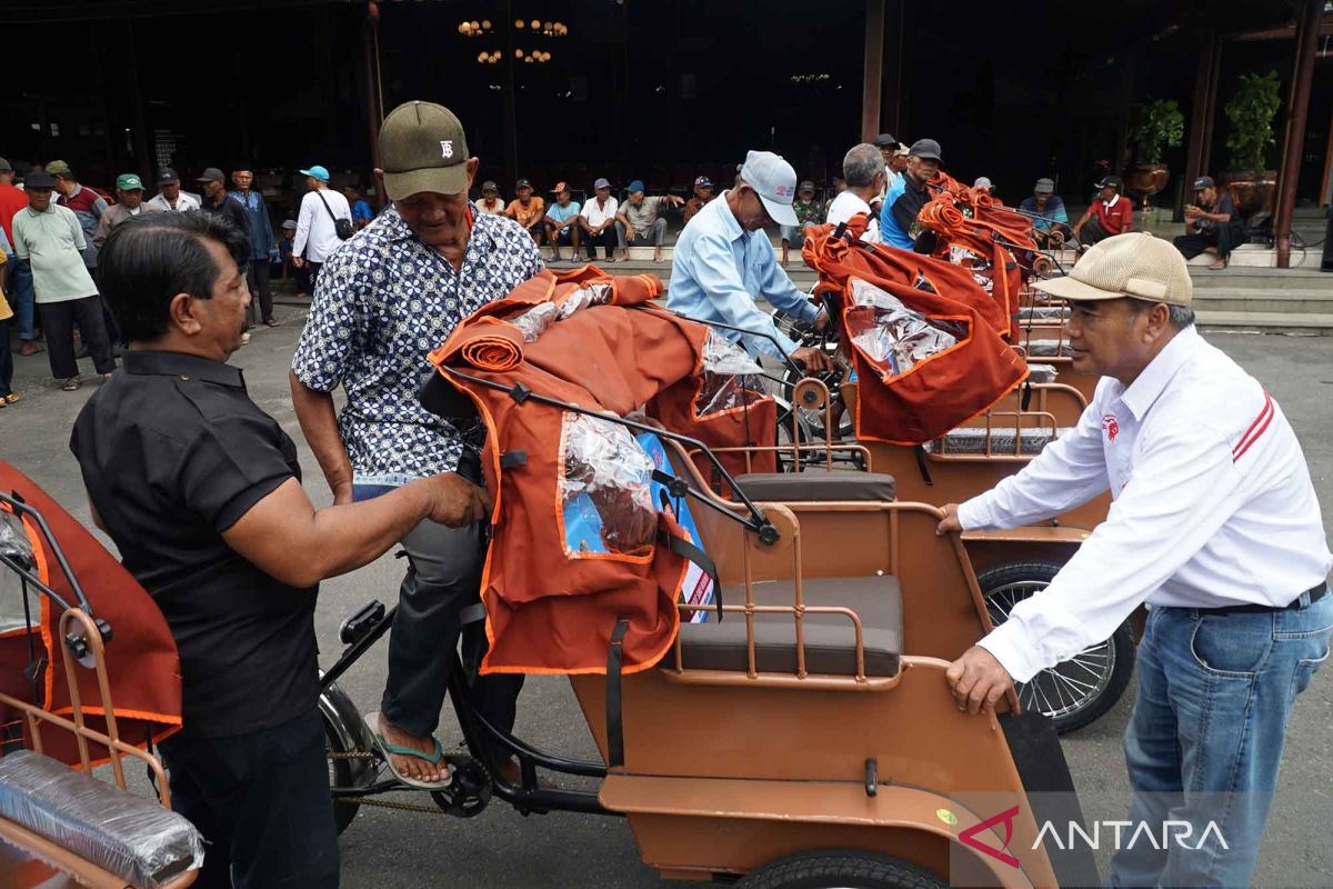 Ratusan pengemudi becak lansia dilatih mengendarai becak listrik bantuan presiden