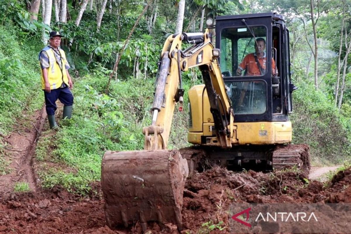 Pemkab Temanggung bangun jalan darurat bagi warga terdampak longsor