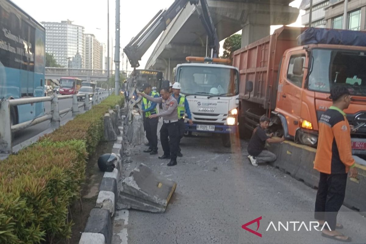 Truk tabrak separator busway, Polisi sebut pengemudi kurang hati-hati