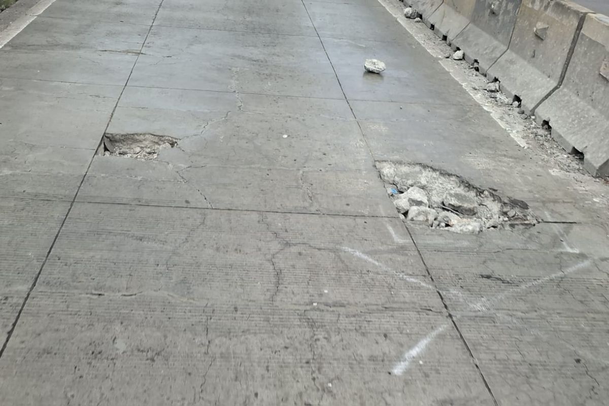 Sejumlah mobil pecah ban diduga akibat jalan berlubang di FO Pesing