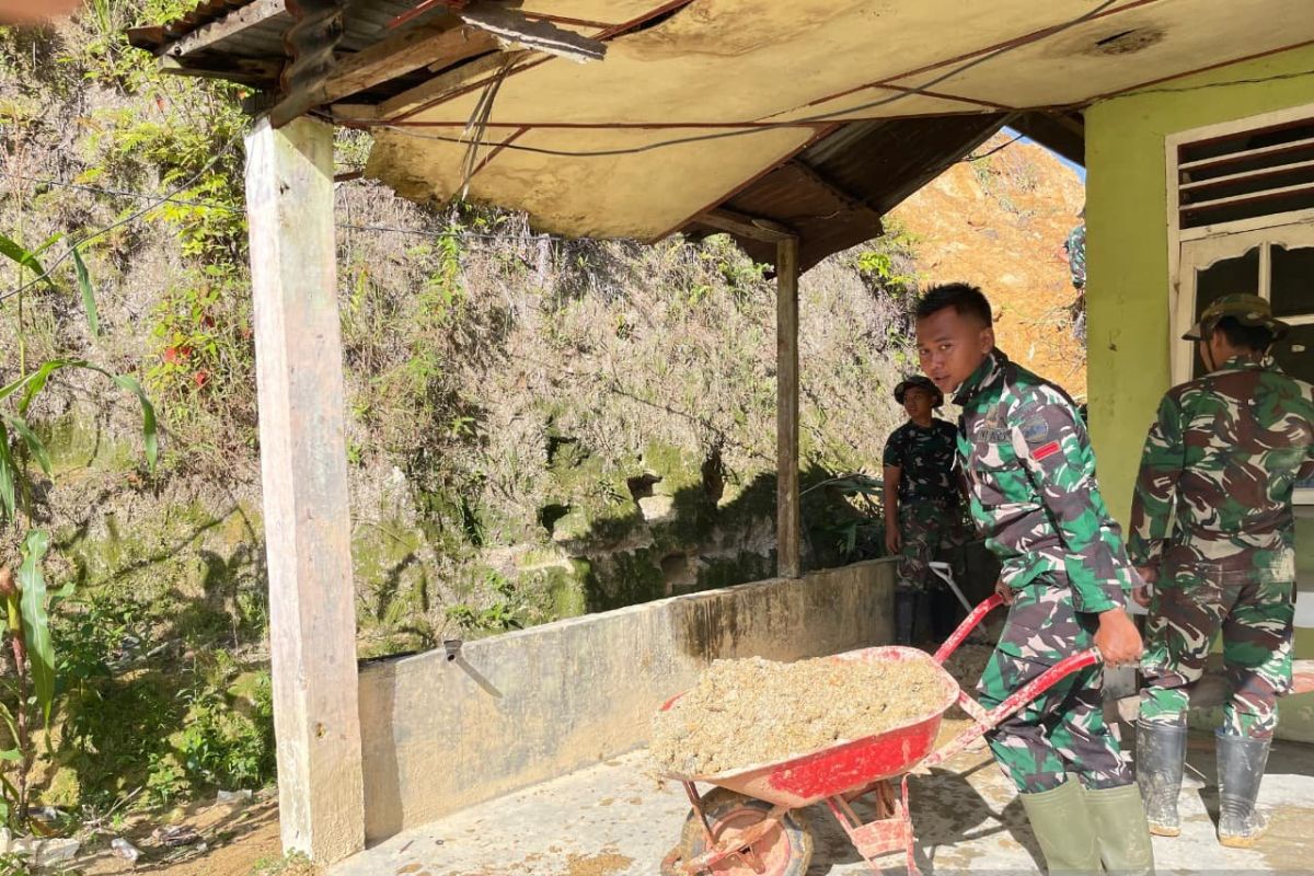 TNI AD bersihkan rumah warga dari lumpur akibat bencana di Sumut