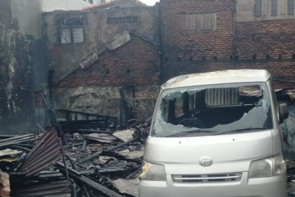 Gulkarmat kerahkan 65 personel padamkan kebakaran rumah dan mobil