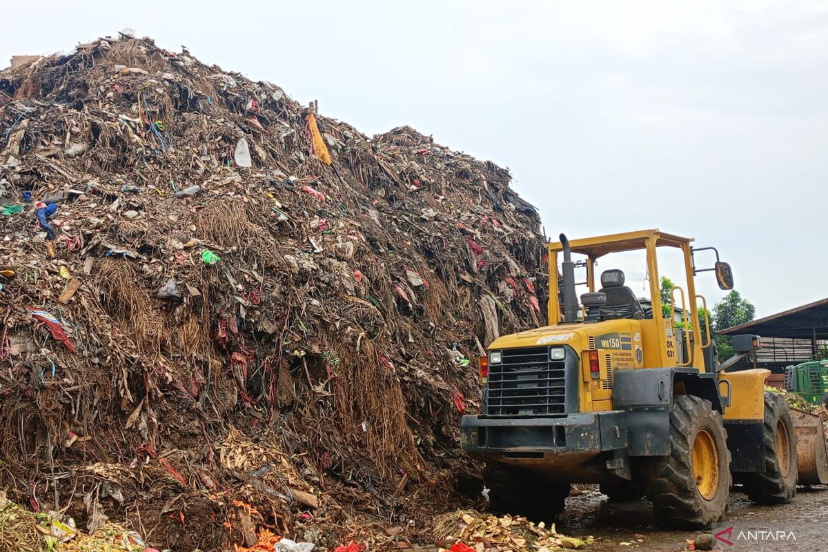 Personel gabungan angkut 450 ton sampah di Pasar Induk Kramat Jati