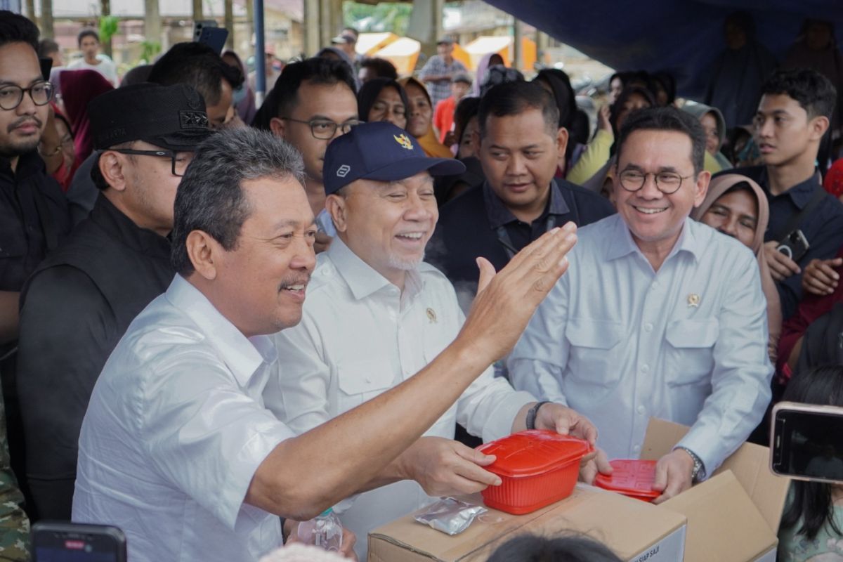 Ministers inspect Aceh market and aid distribution after floods