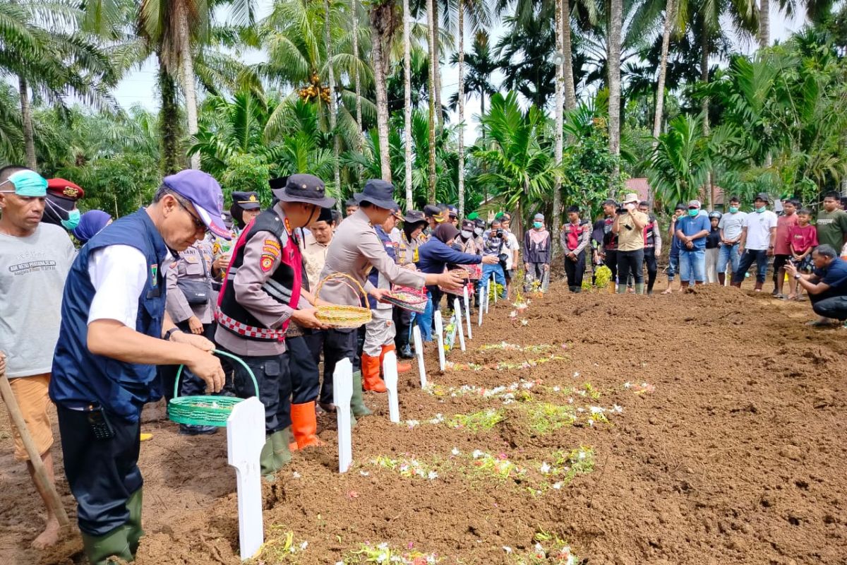 26 korban bencana alam di Agam dimakamkan di pemakaman umum 