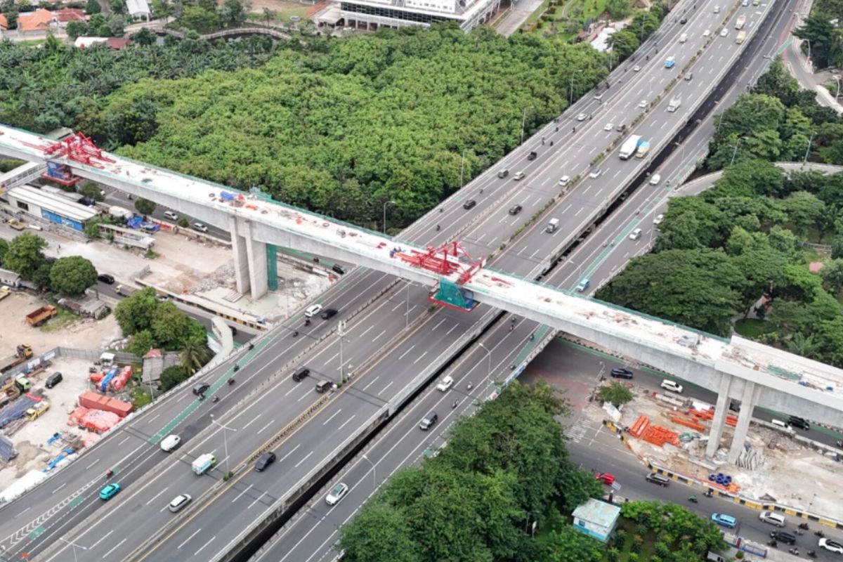 Perlintasan LRT Jakarta di atas Tol Wiyoto Wiyono telah tersambung