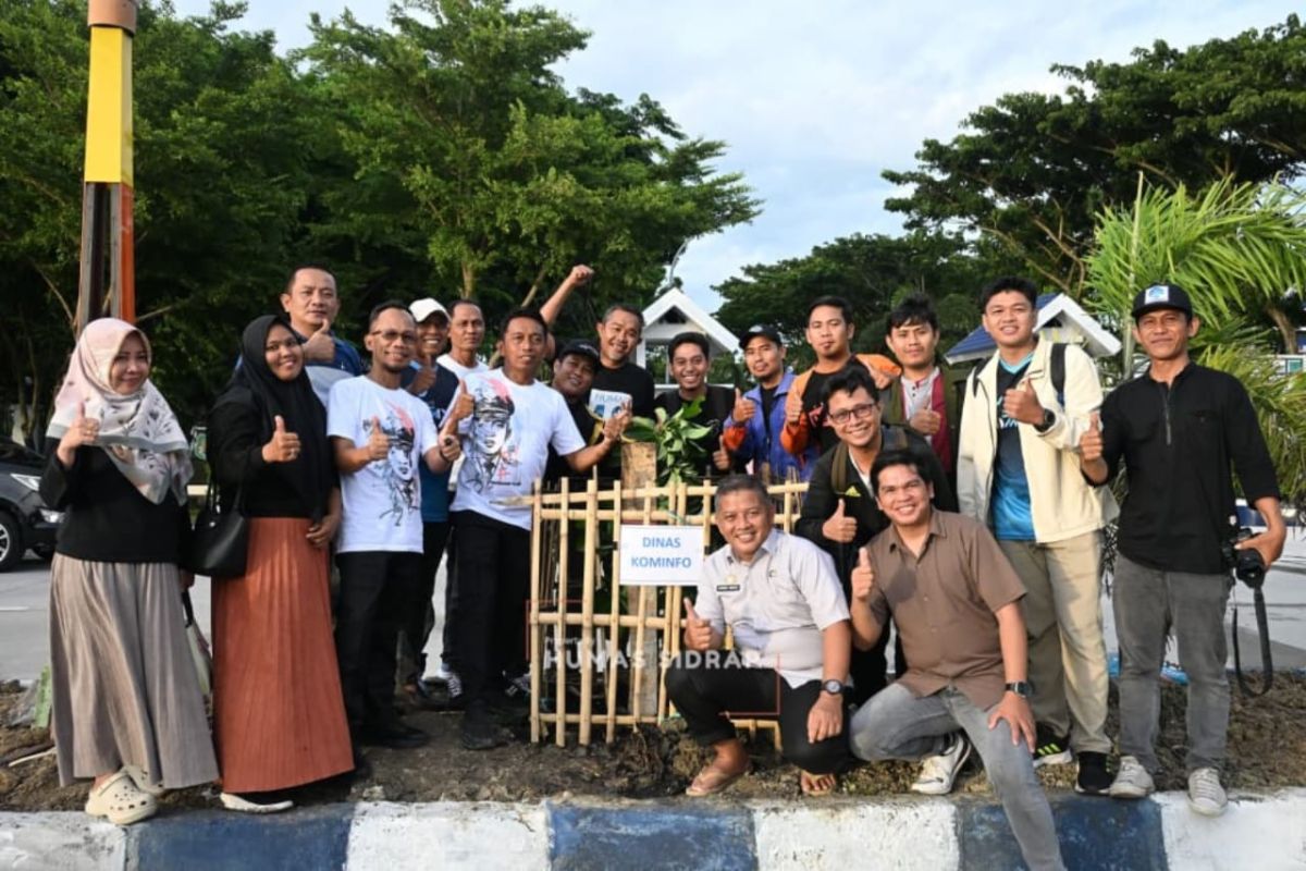 Pemkab Sidrap tanam ratusan pohon alpukat di RTH