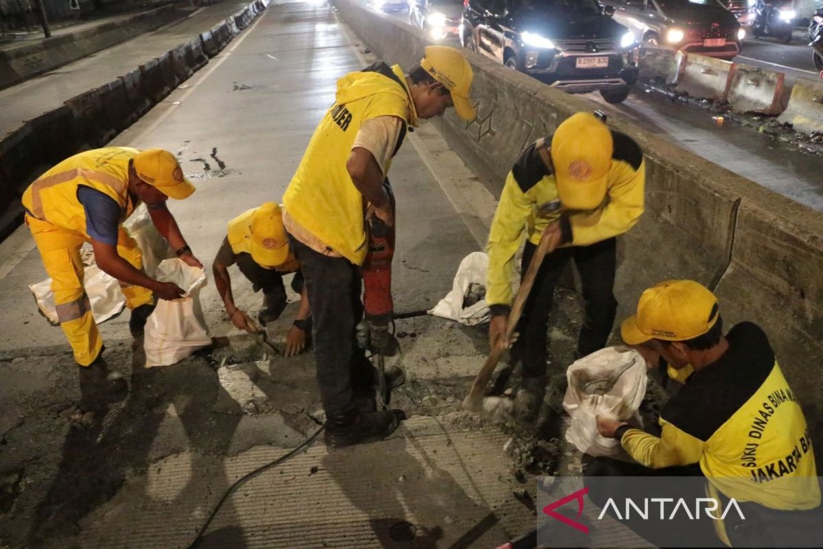 40 lubang di Jalan Layang Pesing Jakbar selesai ditambal