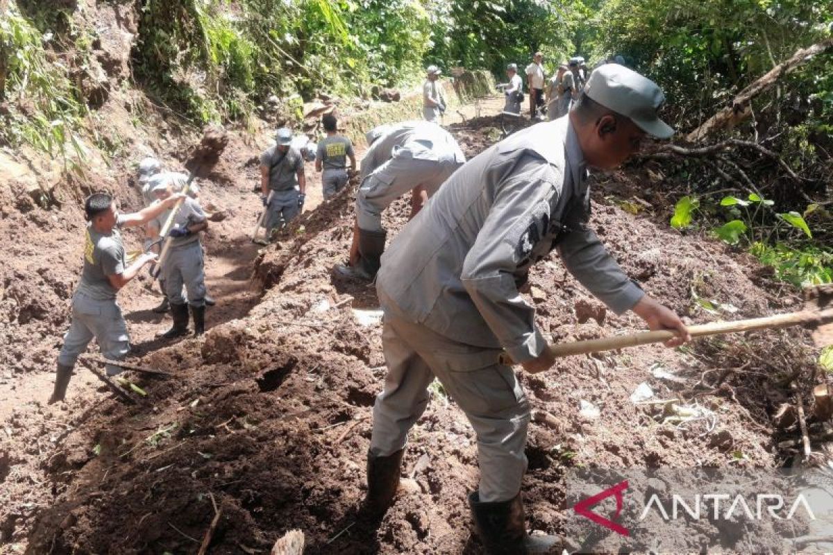 Bakamla bersihkan material longsor akses Kampung Makoa-Sitaro