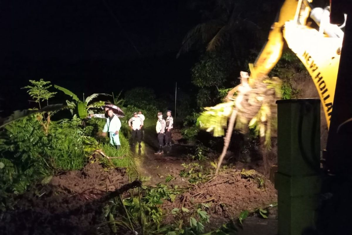 Kabupaten Pati dilanda longsor dan jembatan terputus