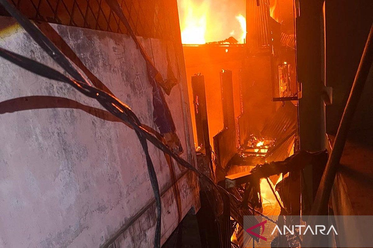 Kebakaran hanguskan 14 rumah dan satu usaha konveksi di Tambora Jakbar