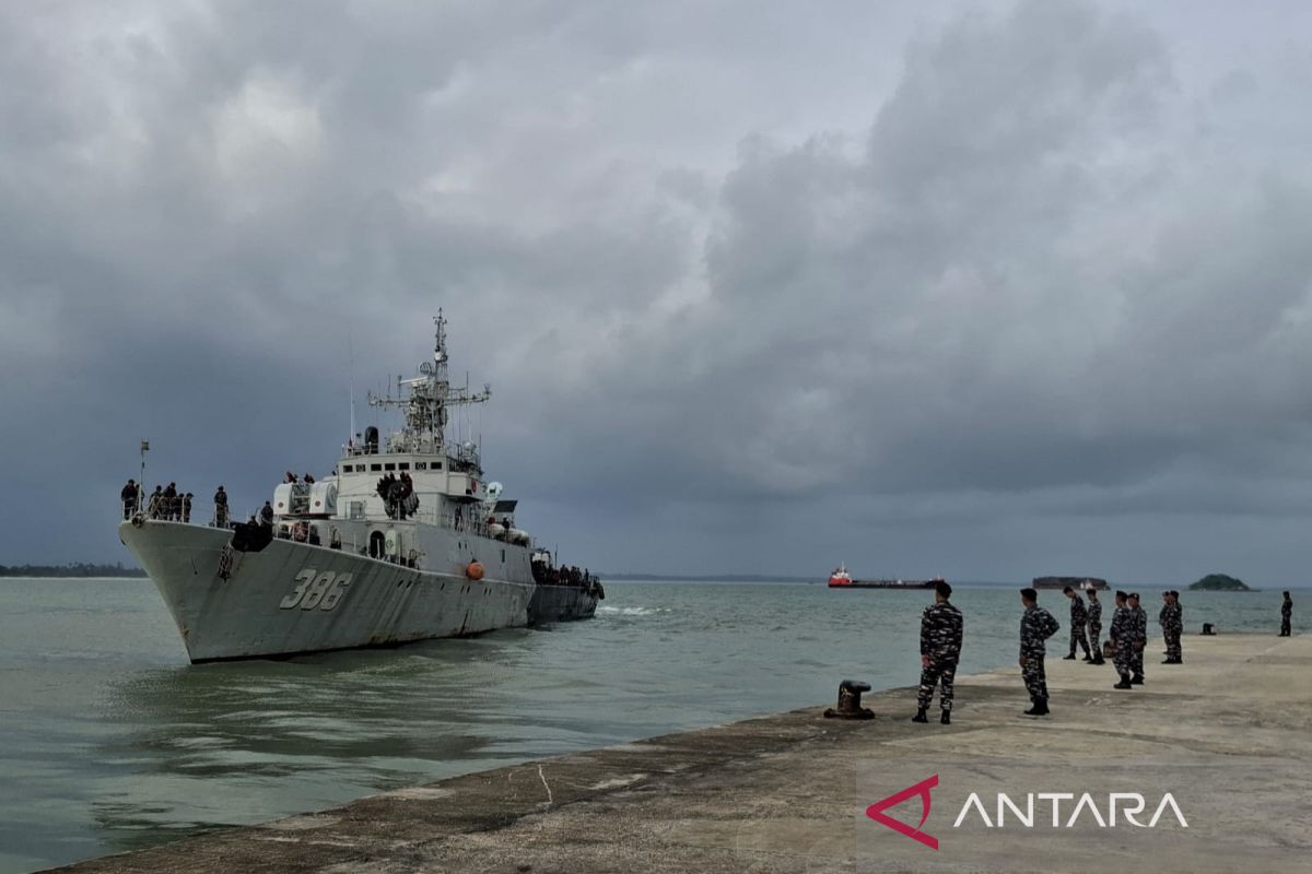KRI Silas Papare-386 sandar di Belinyu