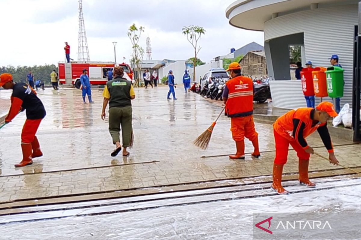 Jelang peresmian, ratusan personel bersihkan Waduk Giri Kencana Jaktim
